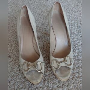 Gucci Desert Sand color suede Leather Horsebit Peep Toe Pumps Size 9 / 9.5B